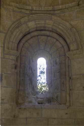 Ventana de la capilla del evangelio iglesia de Monsalud